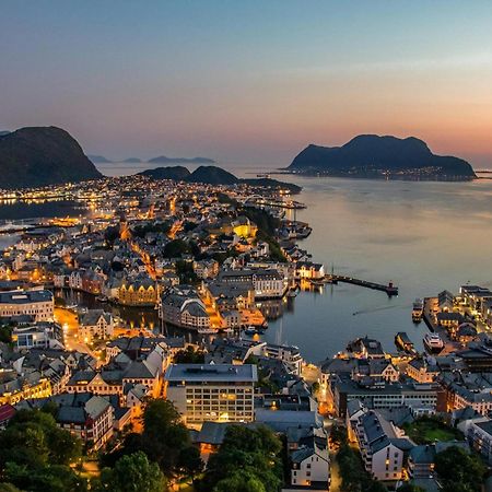 Unik Leilighet I Alesund Sentrum Buitenkant foto