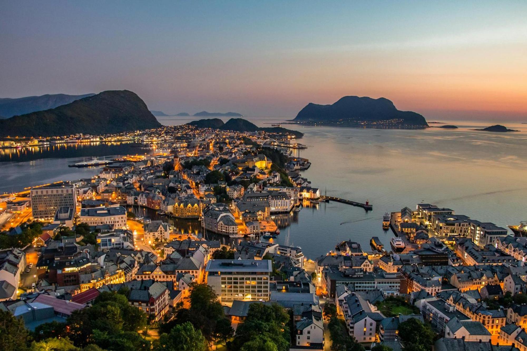 Unik Leilighet I Alesund Sentrum Buitenkant foto